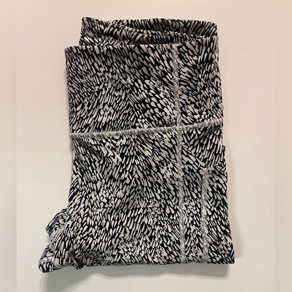 ATHLETA ULTIMATE STASH HIGH RISE 7/8 TIGHT - Picture 3 of 5